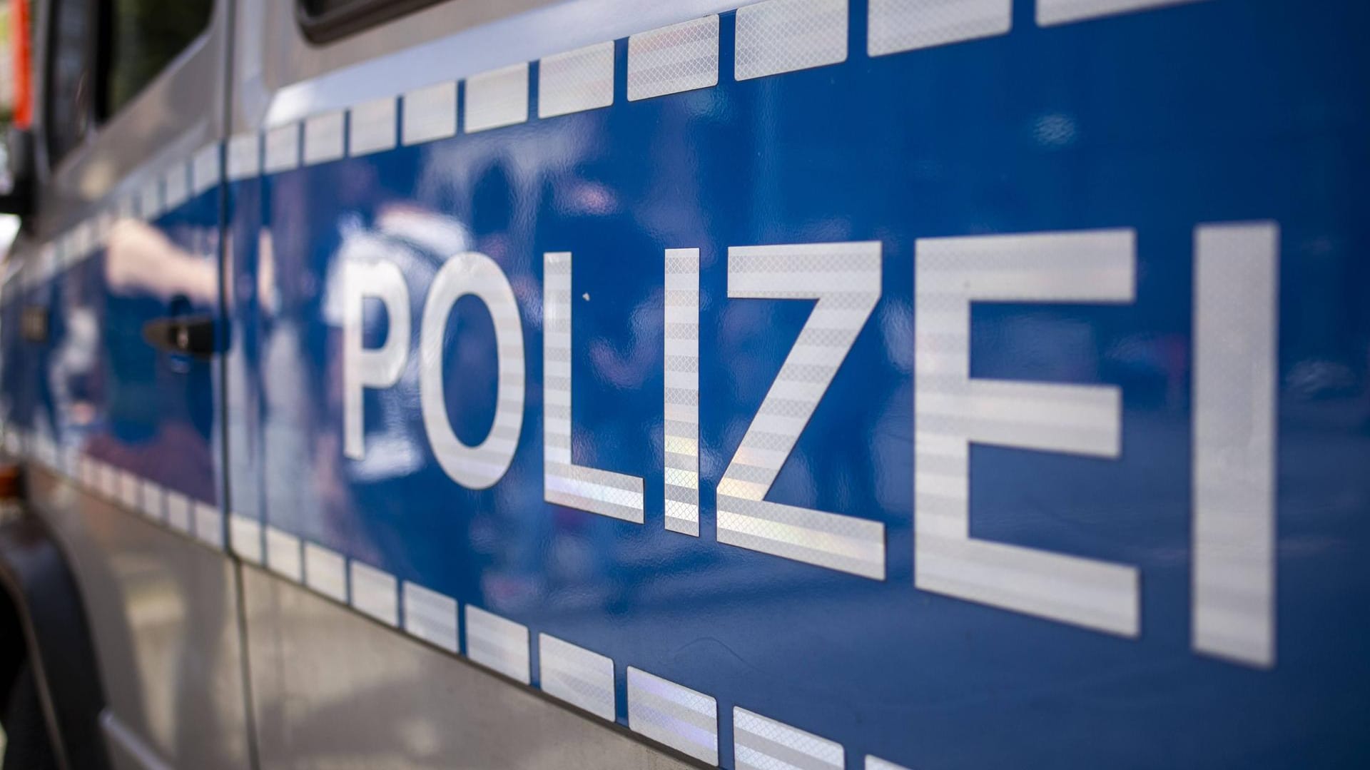 Polizeiwagen: Wegen einer explosiven Säure mussten Beamte einen Sperrkreis von 150 Metern einrichten.