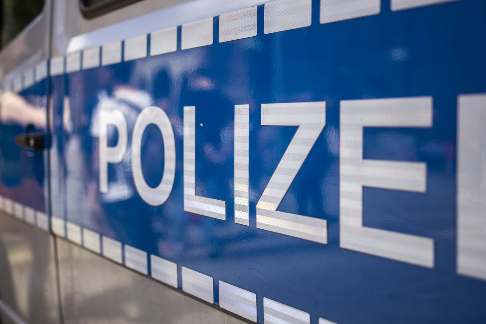 Polizeiwagen: Wegen einer explosiven Säure mussten Beamte einen Sperrkreis von 150 Metern einrichten.