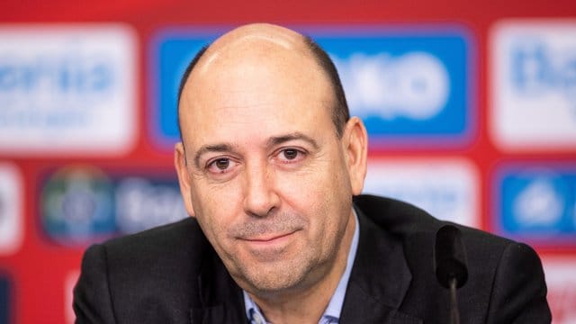 Verzichtet auf die sonst üblichen vollen Initialen auf der Kleidung: Leverkusens Geschäftsführer Fernando Carro. Verzichtet auf die sonst üblichen vollen Initialen auf der Kleidung: Leverkusens Geschäftsführer Fernando Carro.