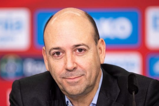 Verzichtet auf die sonst üblichen vollen Initialen auf der Kleidung: Leverkusens Geschäftsführer Fernando Carro.