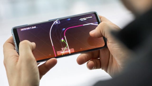 Nummer eins unter den Gaming-Plattformen: Inzwischen spielen rund 18,7 Millionen Menschen hierzulande auf dem Smartphone. Nummer eins unter den Gaming-Plattformen: Inzwischen spielen rund 18,7 Millionen Menschen hierzulande auf dem Smartphone.