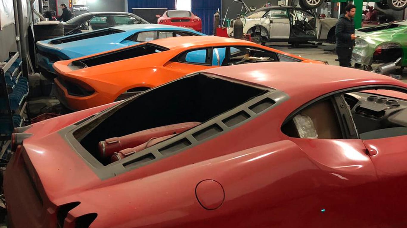 Aufgeflogene Fälscherwerkstatt: In diesem Betrieb in Itajaí, Brasilien, wurden Luxusautos von Lamborghini, Ferrari und Rolls-Royce kopiert.
