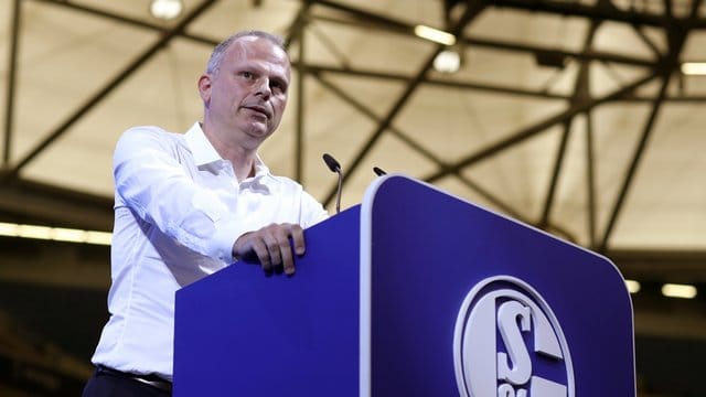 Spottet über die geplanten Akademien von Paris Saint-Germain in Deutschland. Spottet über die geplanten Akademien von Paris Saint-Germain in Deutschland.