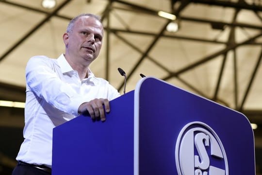 Spottet über die geplanten Akademien von Paris Saint-Germain in Deutschland.