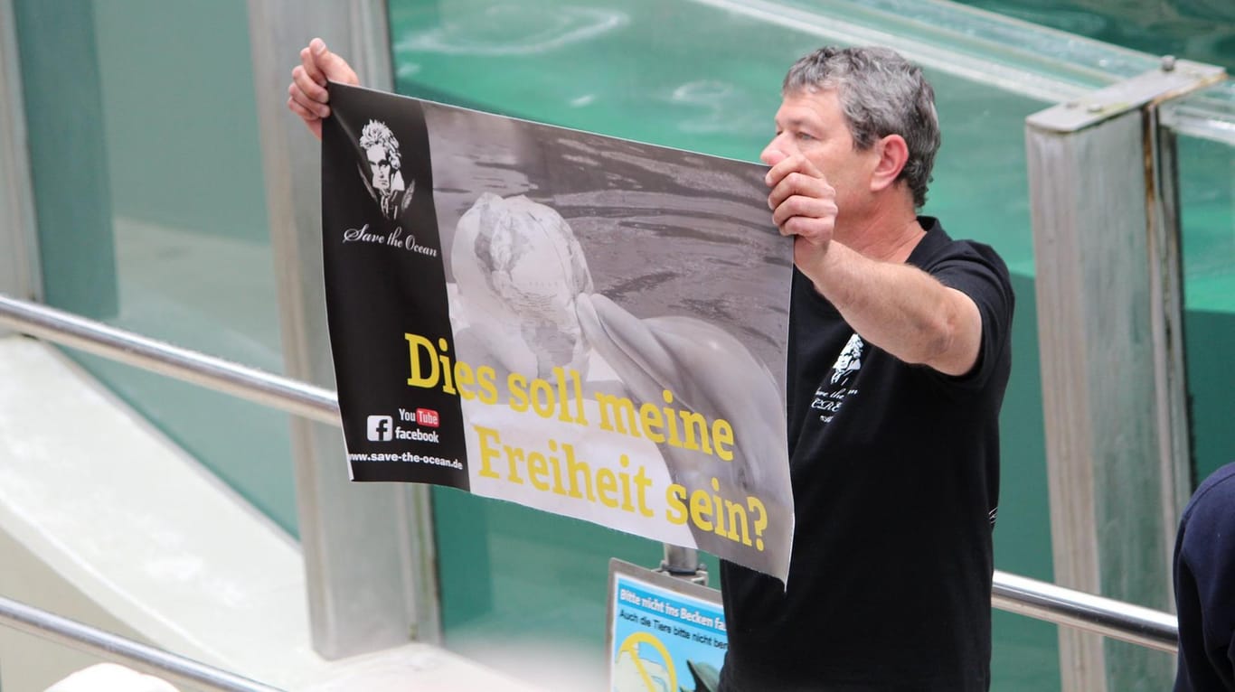 Protest in Duisburg: "Dies soll meine Freiheit sein?", steht auf einem Plakat der Tierschutzaktivisten.