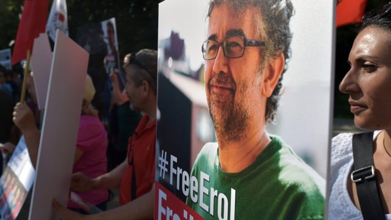 Aktivisten von Reporter ohne Grenzen und Amnesty International demonstrieren vor der Botschaft der Türkei mit einem Porträt von Erol Önderoglu.