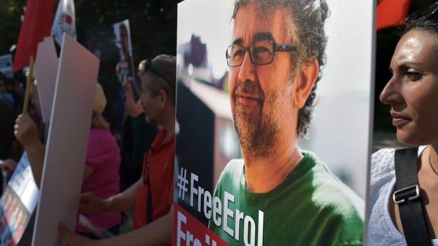 Aktivisten von Reporter ohne Grenzen und Amnesty International demonstrieren vor der Botschaft der Türkei mit einem Porträt von Erol Önderoglu.