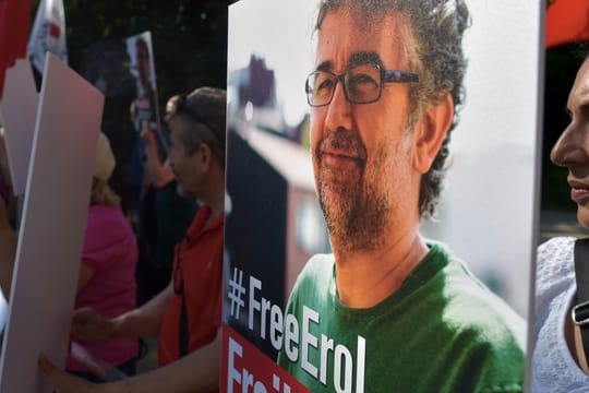 Aktivisten von Reporter ohne Grenzen und Amnesty International demonstrieren vor der Botschaft der Türkei mit einem Porträt von Erol Önderoglu.