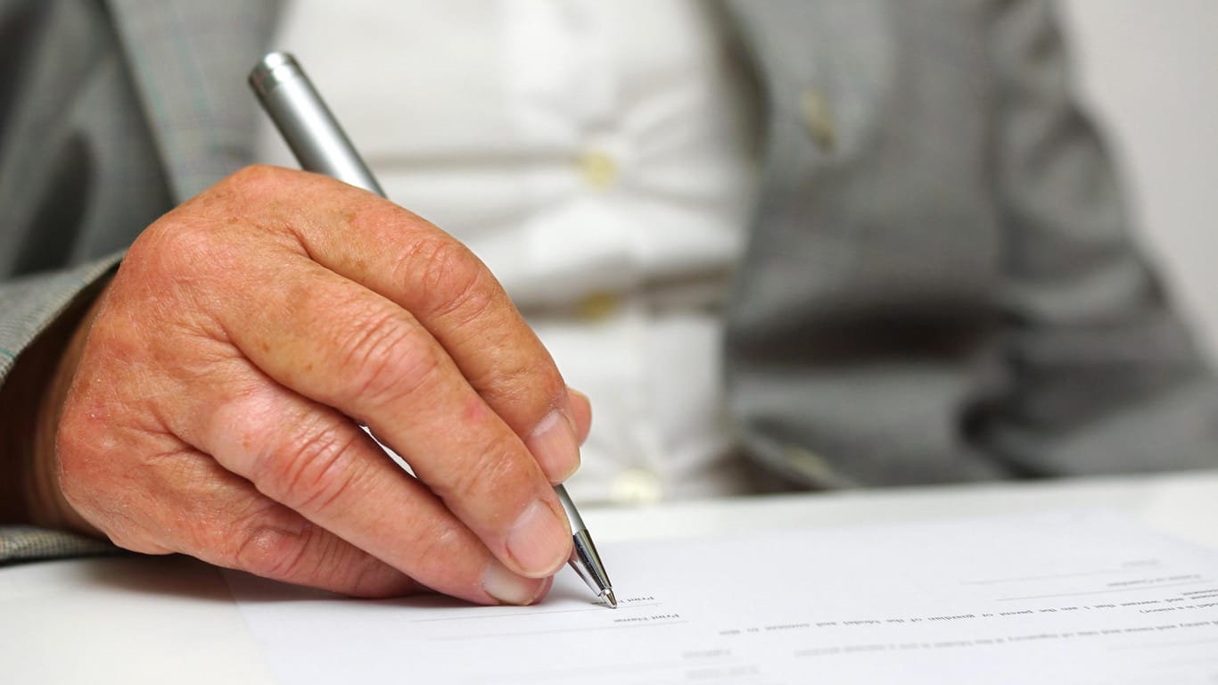 Senior unterschreibt Testament: Die eigenhändige Unterschrift gilt als zwingende Wirksamkeitsvoraussetzung für den letzten Willen.