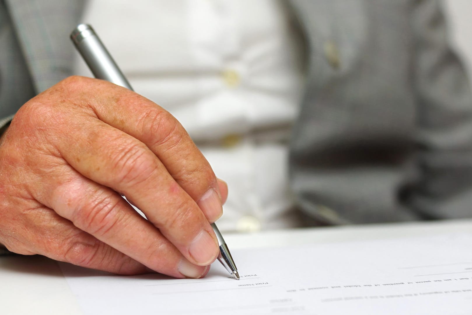 Senior unterschreibt Testament: Die eigenhändige Unterschrift gilt als zwingende Wirksamkeitsvoraussetzung für den letzten Willen. Senior unterschreibt Testament: Die eigenhändige Unterschrift gilt als zwingende Wirksamkeitsvoraussetzung für den letzten Willen.