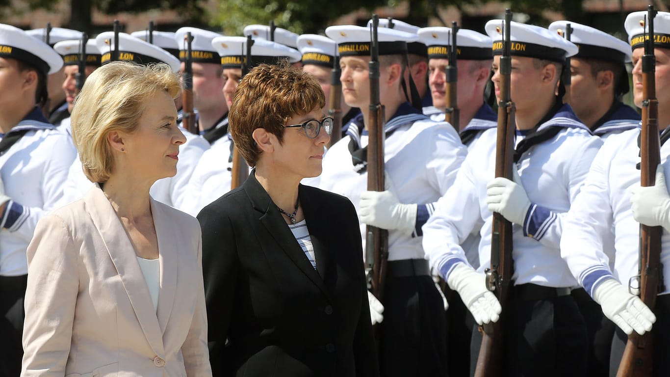 Willkommenszeremonie für die neue Verteidigungsministerin: Annegret Kramp-Karrenbauer mit Vorgängerin Ursula von der Leyen am Mittwoch in Berlin.