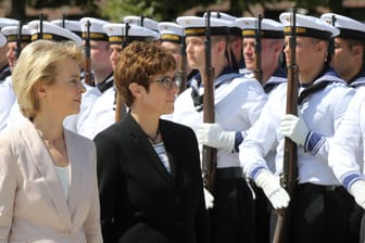 Willkommenszeremonie für die neue Verteidigungsministerin: Annegret Kramp-Karrenbauer mit Vorgängerin Ursula von der Leyen am Mittwoch in Berlin.