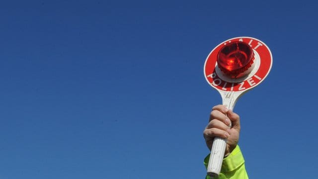 Ein Polizist hält seine Polizeikelle in die Höhe: Der Raser muss nun für drei Monate auf seinen Führerschein verzichten. (Symbolbild) Ein Polizist hält seine Polizeikelle in die Höhe: Der Raser muss nun für drei Monate auf seinen Führerschein verzichten. (Symbolbild)