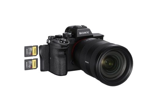 Serienbilder und 4K-Videos kann die Alpha 7R IV mit schnellen UHS-II-SD-Karten verarbeiten.