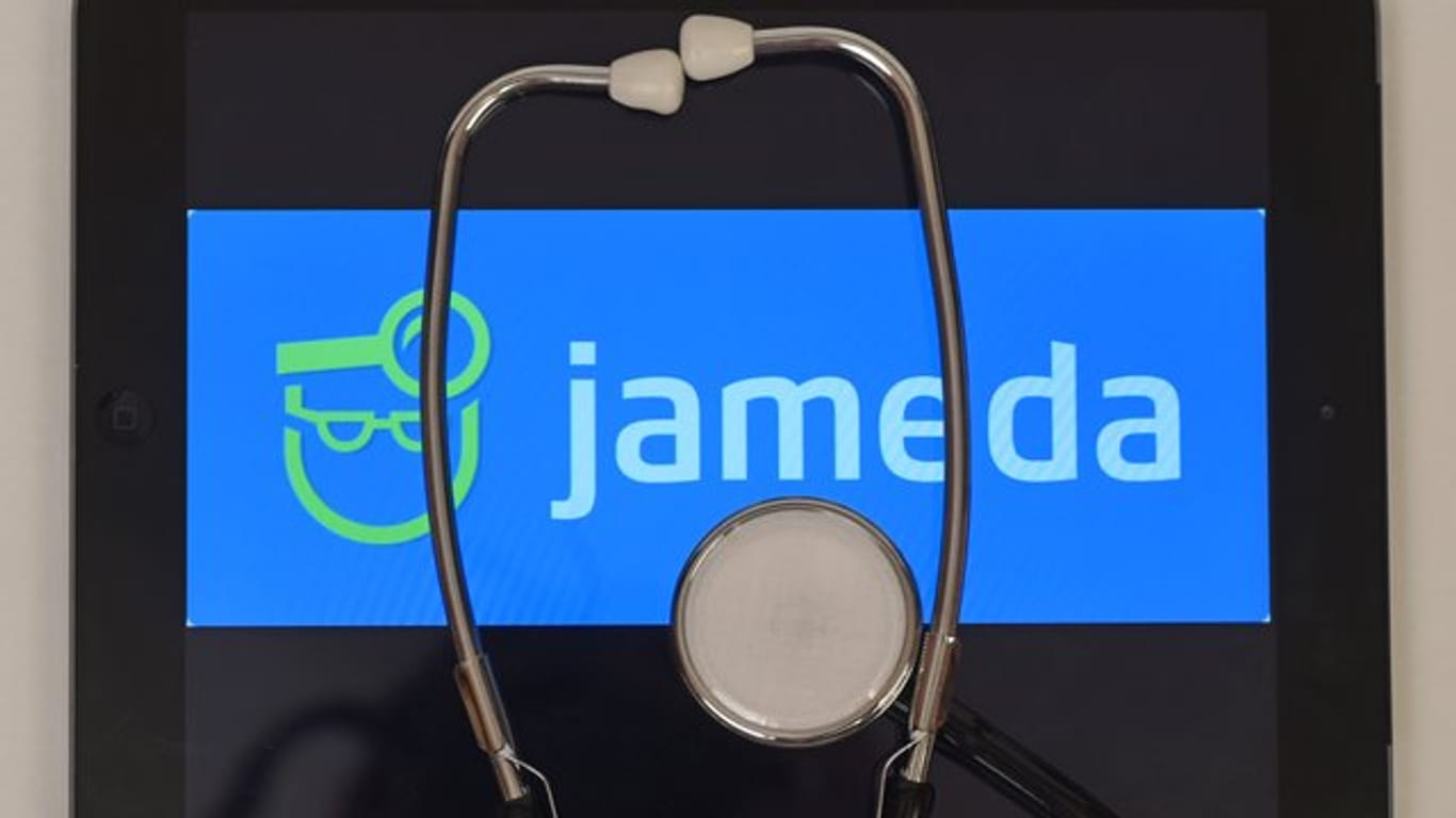 Auf einem iPad ist das Ärztebewertungsportal Jameda zu sehen ist.