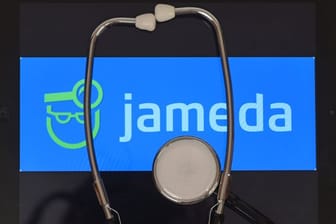 Auf einem iPad ist das Ärztebewertungsportal Jameda zu sehen ist.