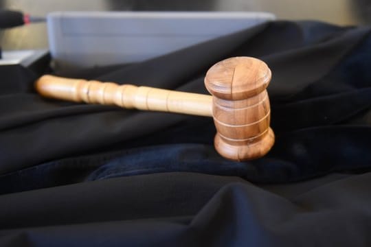 Ein Richterhammer auf einer Robe: Das wesentliche Indiz war eine minimale DNA-Mischspur – das reichte nicht aus, um die Täterschaft des Angeklagten zu beweisen. (Symbolbild)