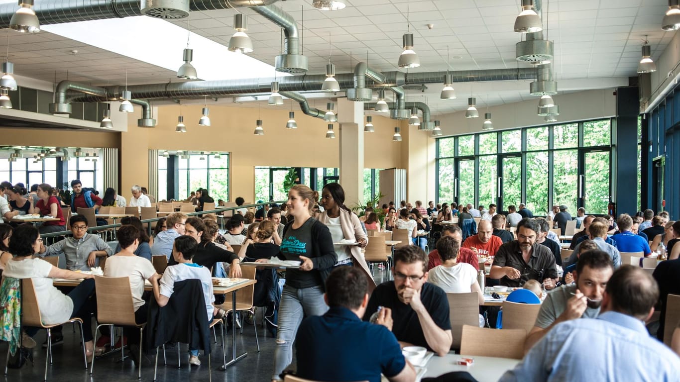 Die Mensa in der Uni Wuppertal: Dort steigen zum August die Preise für das Essen.