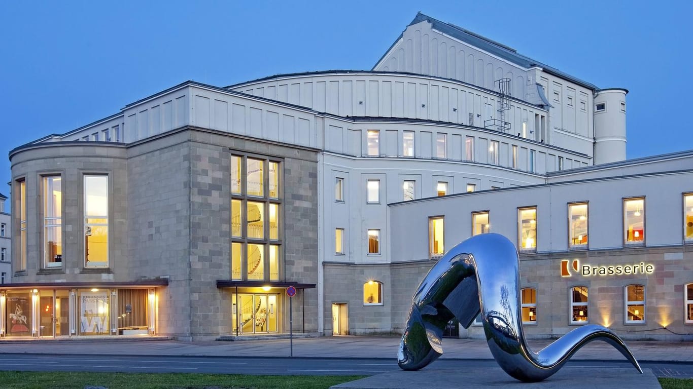 Wuppertaler Opernhaus zur blauen Stunde: Regelmäßig finden hier Aufführungen des Tanztheaters und des Sinfonieorchesters statt.