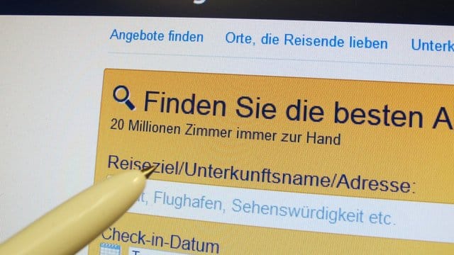 Auf einem Computer-Bildschirm ist die Internetseite eines Online-Buchungsportals zu sehen. Auf einem Computer-Bildschirm ist die Internetseite eines Online-Buchungsportals zu sehen.