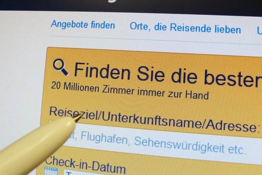 Auf einem Computer-Bildschirm ist die Internetseite eines Online-Buchungsportals zu sehen.