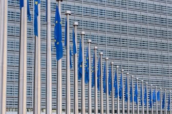 Europäische Fahnen vor dem Gebäude der Europäischen Kommission: Die Kommission will alle Mitgliedsstaaten jährlich begutachten lassen. (Archivbild)