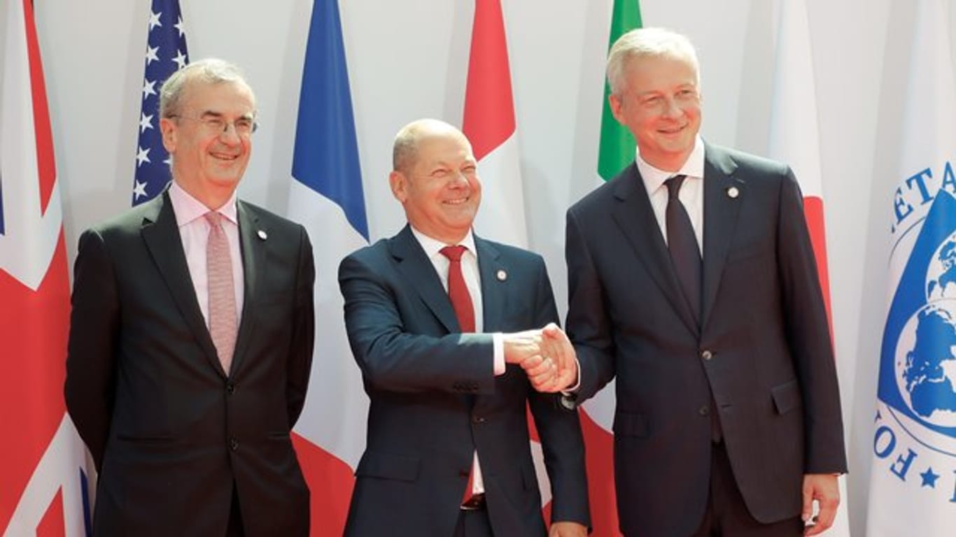 Bruno Le Maire (r-l), Finanzminister von Frankreich, begrüßt Olaf Scholz, Finanzminister von Deutschland, und Francois Villeroy de Galhau, Präsident der Banque de France, zu einem Treffen der G7-Finanzminister zur Vorbereitung auf den G7-Gipfel.