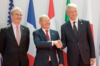 Bruno Le Maire (r-l), Finanzminister von Frankreich, begrüßt Olaf Scholz, Finanzminister von Deutschland, und Francois Villeroy de Galhau, Präsident der Banque de France, zu einem Treffen der G7-Finanzminister zur Vorbereitung auf den G7-Gipfel.