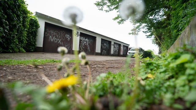 Auf diesem Garagenhof wollten drei Schüler einen Lehrer der angrenzenden Schule mit Hämmern ermorden. Auf diesem Garagenhof wollten drei Schüler einen Lehrer der angrenzenden Schule mit Hämmern ermorden.