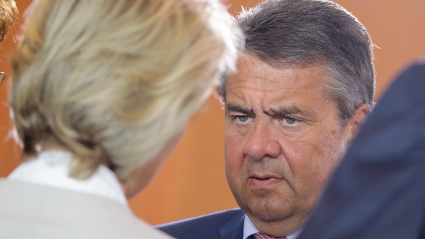 Damals waren sie noch Kabinettskollegen: Sigmar Gabriel im Gespräch mit Ursula von der Leyen. Damals waren sie noch Kabinettskollegen: Sigmar Gabriel im Gespräch mit Ursula von der Leyen.