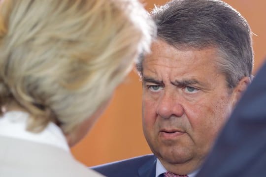 Damals waren sie noch Kabinettskollegen: Sigmar Gabriel im Gespräch mit Ursula von der Leyen.