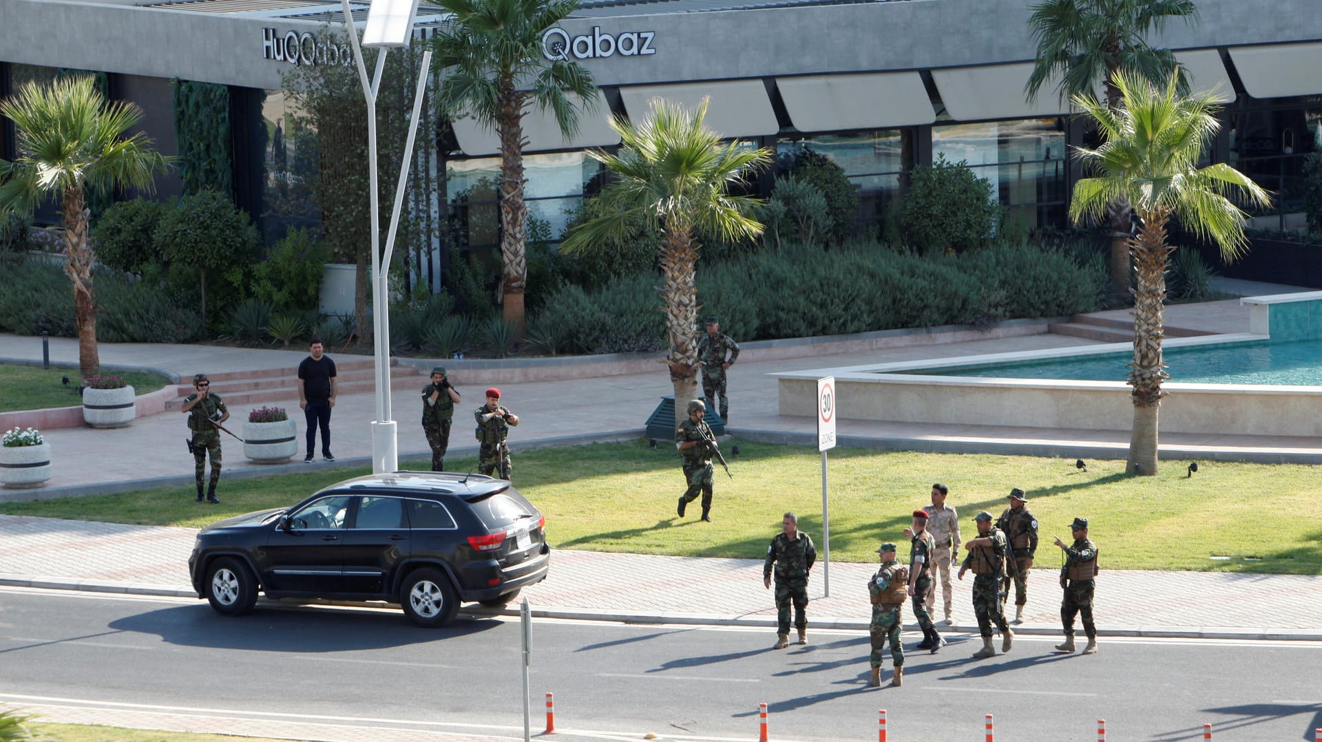 Kurdische Sicherheitskräfte nahe des Restaurants, in dem das Attentat stattfand: Ein türkischer Diplomat und ein Iraker sollen getötet worden sein.