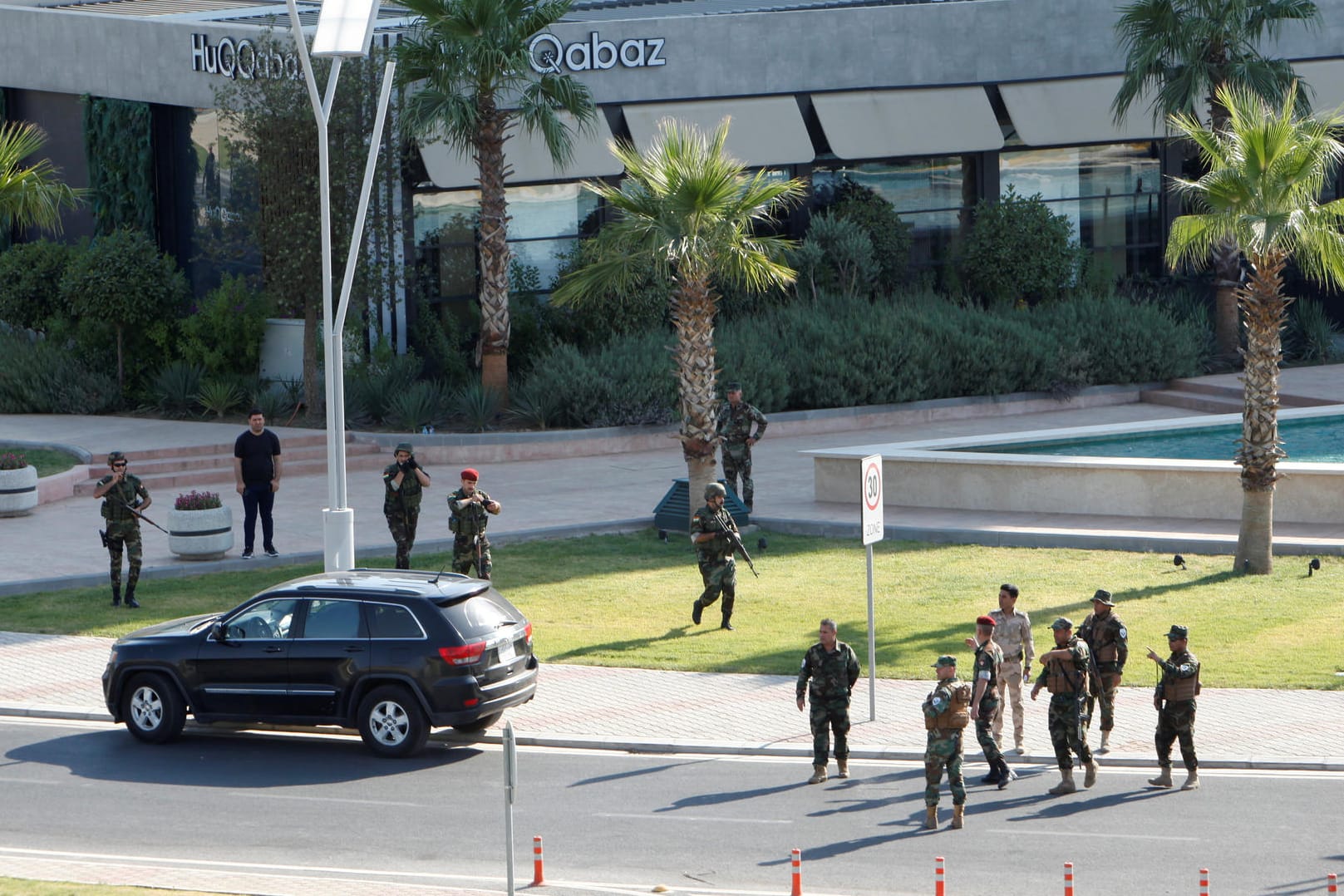 Kurdische Sicherheitskräfte nahe des Restaurants, in dem das Attentat stattfand: Ein türkischer Diplomat und ein Iraker sollen getötet worden sein.