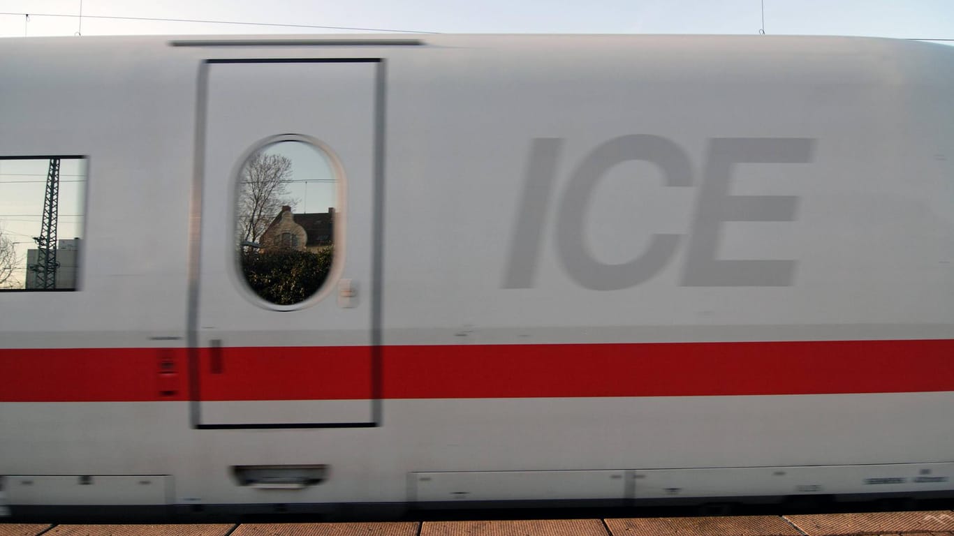 ICE (Symbolbild): 800 Fahrgäste mussten in Offenbach einen ICE verlassen.