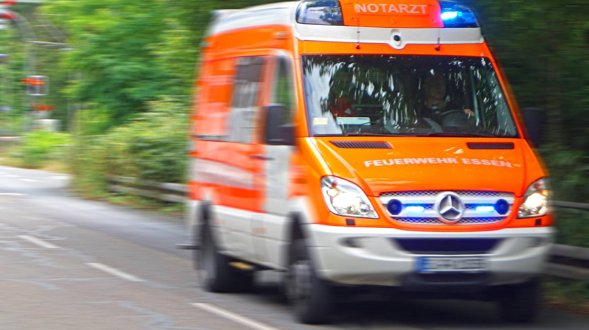 Ein Rettungswagen: Angehörige brachten das Kleinkind in die Klinik, die Mutter kam mit einem Rettungswagen ins Krankenhaus. (Symbolbild) Ein Rettungswagen: Angehörige brachten das Kleinkind in die Klinik, die Mutter kam mit einem Rettungswagen ins Krankenhaus. (Symbolbild)