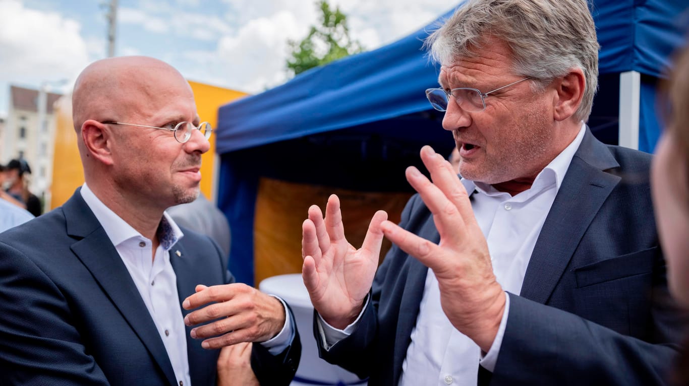 Andreas Kalbitz (links) und Jörg Meuthen: Der Landes- und Fraktionsvorsitzende der AfD Brandenburg diskutiert mit dem AfD-Bundesvorsitzenden.