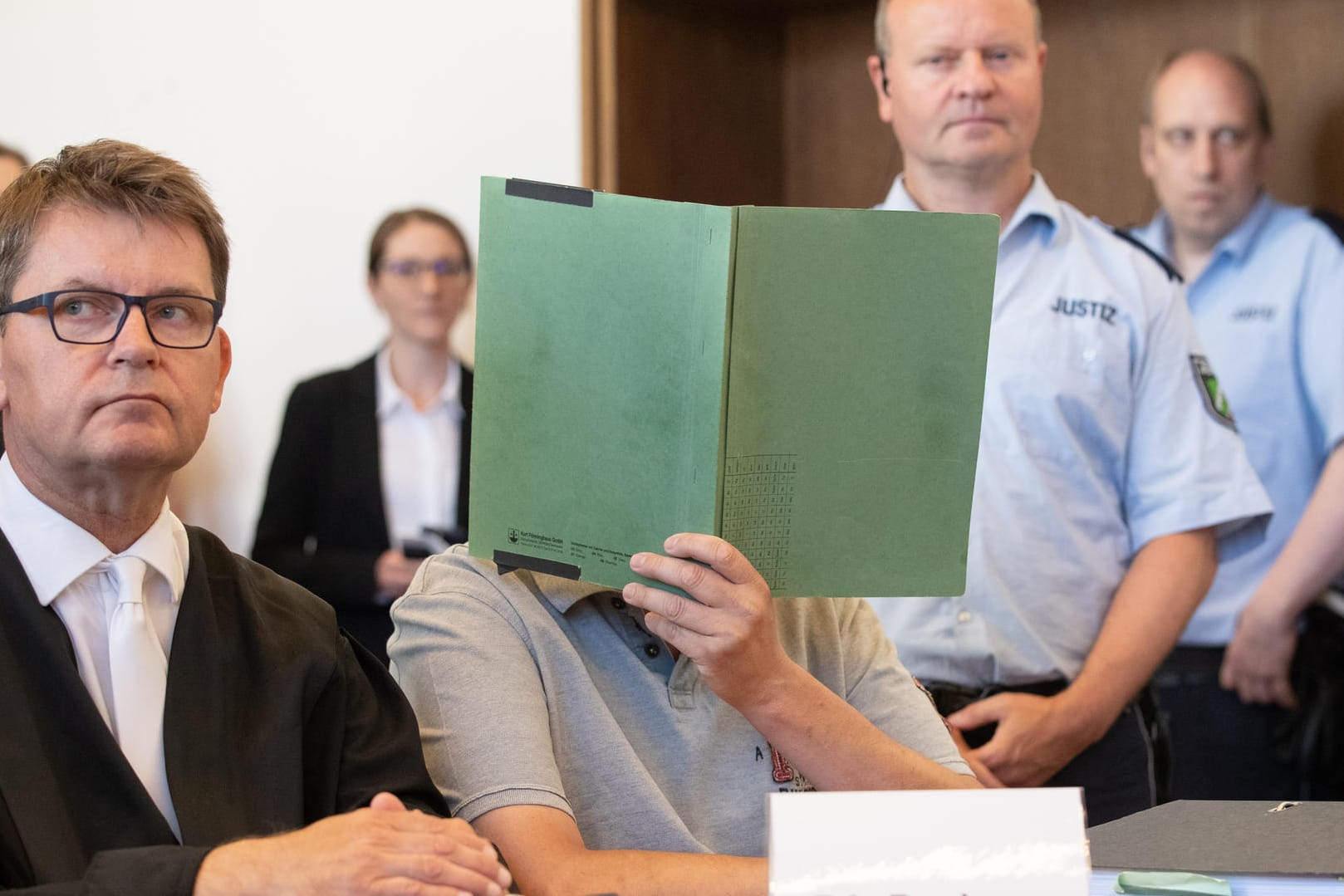 Heiko V. und sein Anwalt vor Gericht (Archivbild): Der Mann ist im Missbrauchsfall Lügde zu einer Bewährungsstrafe verurteilt worden.