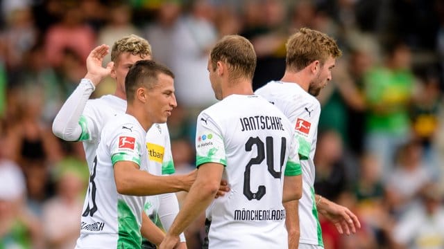 Gladbach-Torschütze Stefan Lainer (l) wird von seinen Mitspielern gefeiert. Gladbach-Torschütze Stefan Lainer (l) wird von seinen Mitspielern gefeiert.