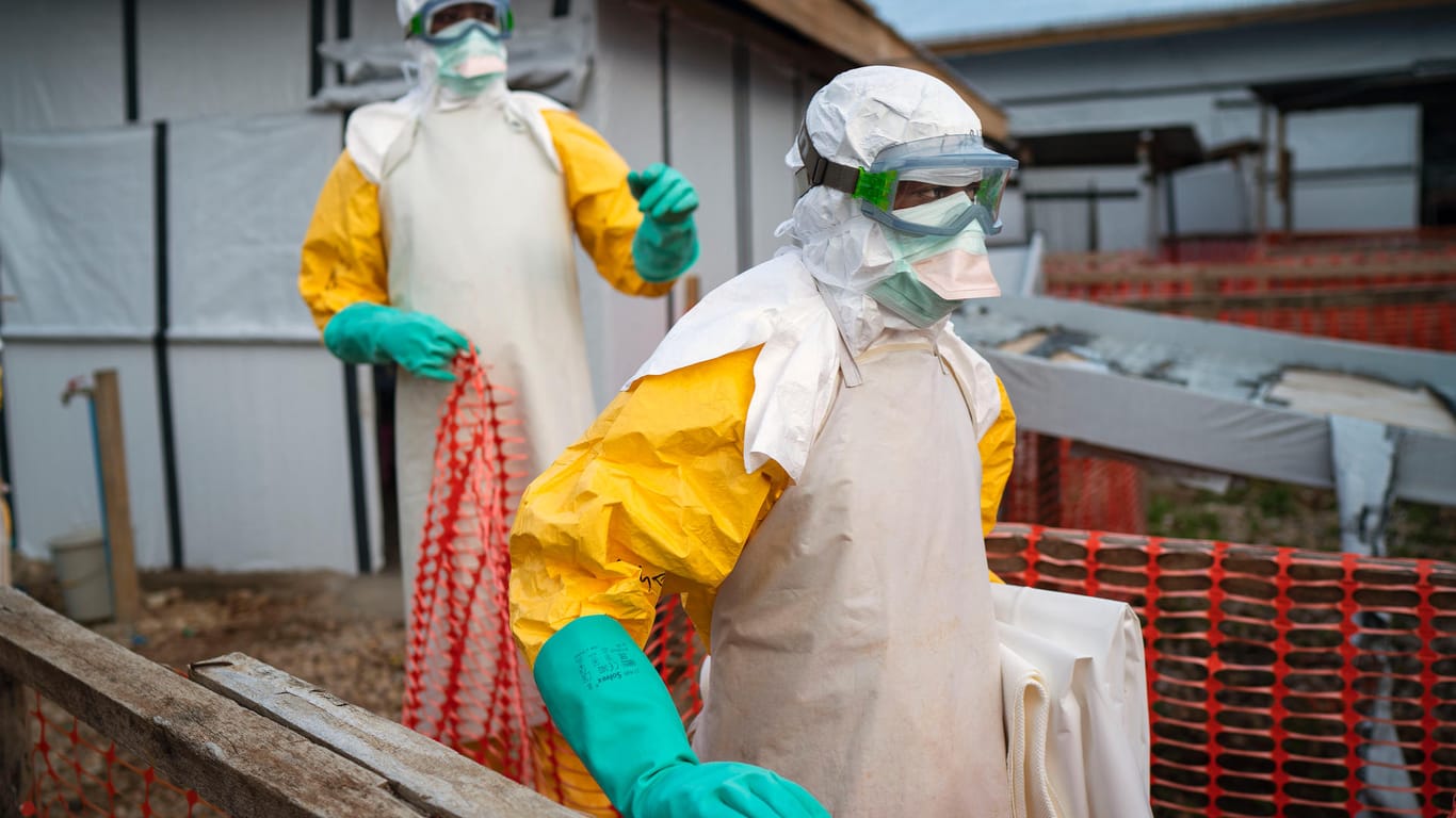 Helfer kommen in Schutzanzügen in ein Behandlungszentrum mit Ebola-Erkrankten: Erstmals hat die Krankheit auch die Millionenstadt Goma erreicht.