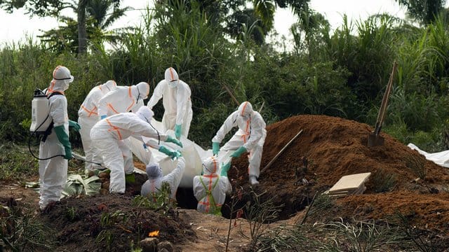 Die Bestattung eines Ebola-Opfers im Kongo. Die Bestattung eines Ebola-Opfers im Kongo.
