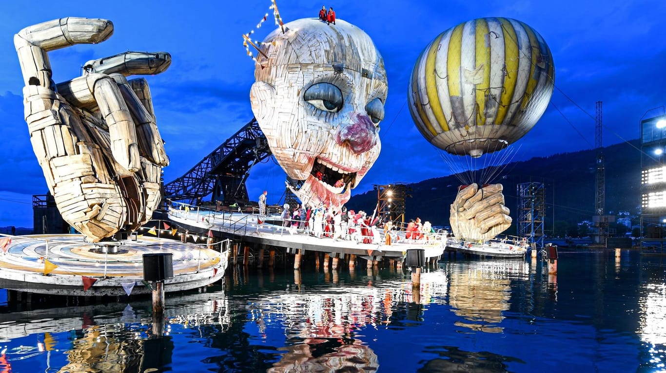 Bregenz: Eine Szene der Oper "Rigoletto" von Verdi auf der Seebühne.