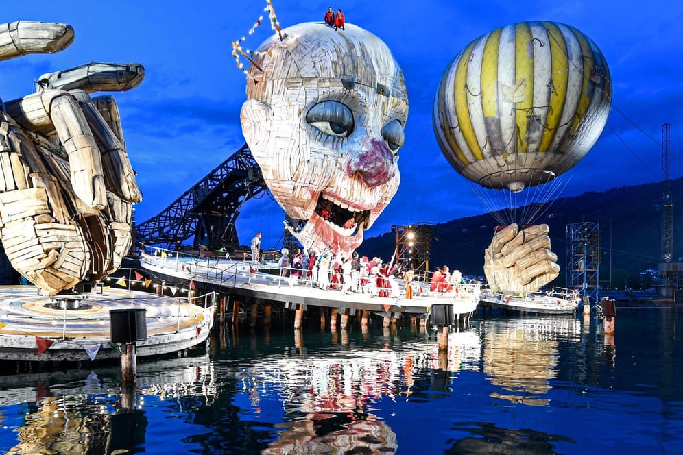 Bregenz: Eine Szene der Oper "Rigoletto" von Verdi auf der Seebühne.
