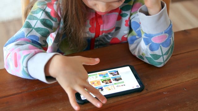 Damit Kinder mit einem falschen Klick nicht Gewaltvideos öffnen oder ungewollte Käufe tätigen, sichern ihre Eltern Mobilgeräte lieber entsprechend ab. Damit Kinder mit einem falschen Klick nicht Gewaltvideos öffnen oder ungewollte Käufe tätigen, sichern ihre Eltern Mobilgeräte lieber entsprechend ab.