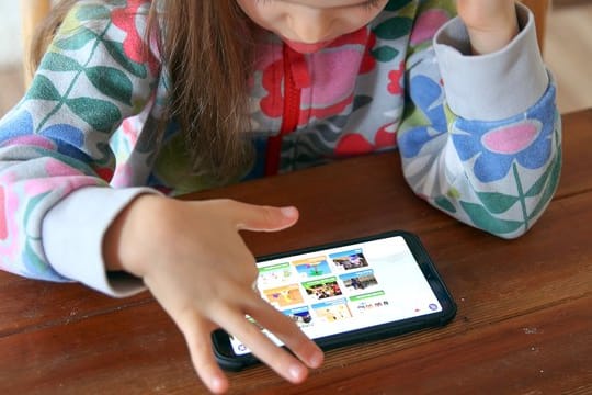 Damit Kinder mit einem falschen Klick nicht Gewaltvideos öffnen oder ungewollte Käufe tätigen, sichern ihre Eltern Mobilgeräte lieber entsprechend ab.