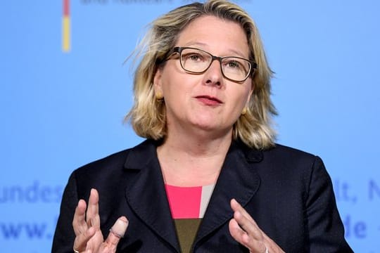 Umweltministerin Svenja Schulze hat sich für Flugpreise ausgesprochen, die die Kosten für CO2-Emissionen enthalten.