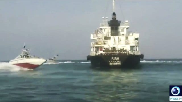 Der unter panamaischer Flagge fahrende Öltanker MT Riah ist von Schiffen der iranischen Revolutionsgarde umgeben. Der unter panamaischer Flagge fahrende Öltanker MT Riah ist von Schiffen der iranischen Revolutionsgarde umgeben.