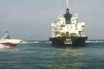 Der unter panamaischer Flagge fahrende Öltanker MT Riah ist von Schiffen der iranischen Revolutionsgarde umgeben.