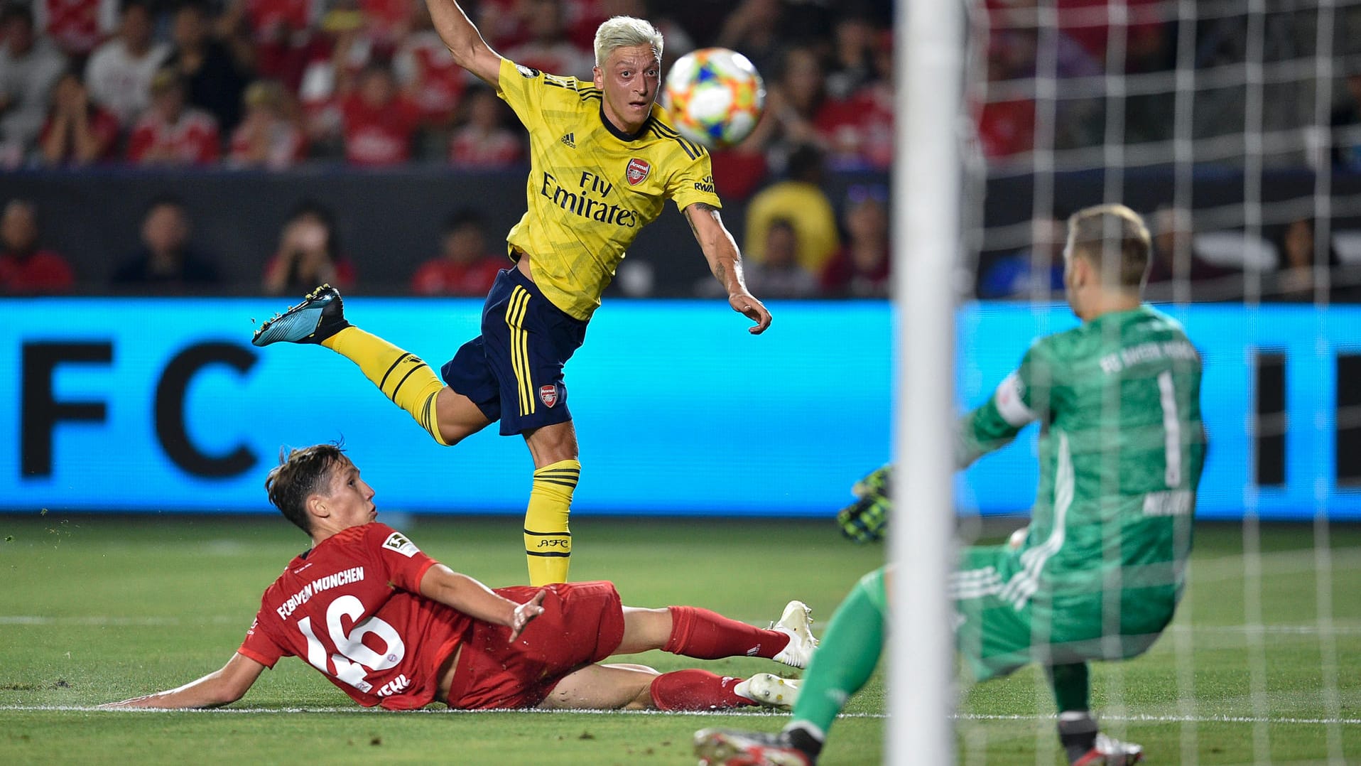 Glücklos gegen Arsenal: Manuel Neuer (r.) und der FC Bayern.