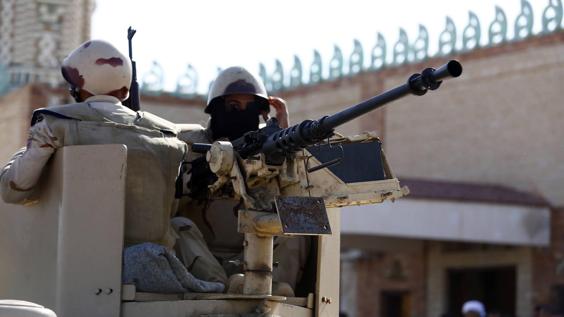 Ägyptische Soldaten vor einer Moschee auf der Sinai-Halbinsel: Dort gibt es immer wieder brutale Angriffe von Islamisten. (Symbolfoto)