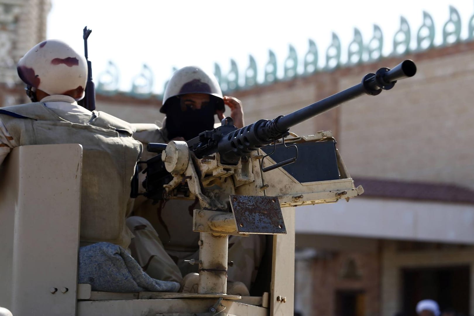 Ägyptische Soldaten vor einer Moschee auf der Sinai-Halbinsel: Dort gibt es immer wieder brutale Angriffe von Islamisten. (Symbolfoto)